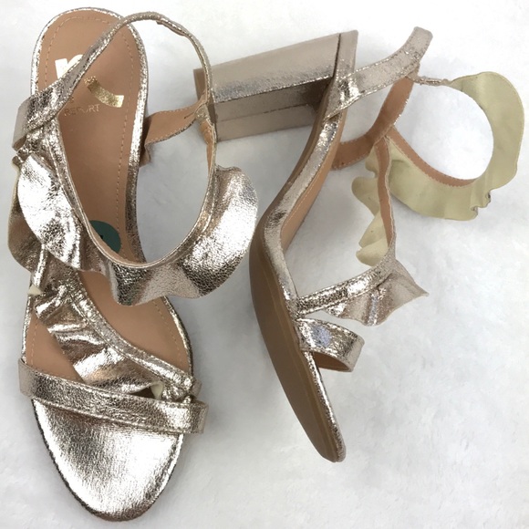 [Report] Metallic Gold Strappy Ruffle Chunky Block Heel Size 7 Womens Shoes - Picture 4 of 9